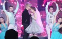 Bùi Anh Tuấn ôm hôn Hương Tràm trước 1.000 khán giả
